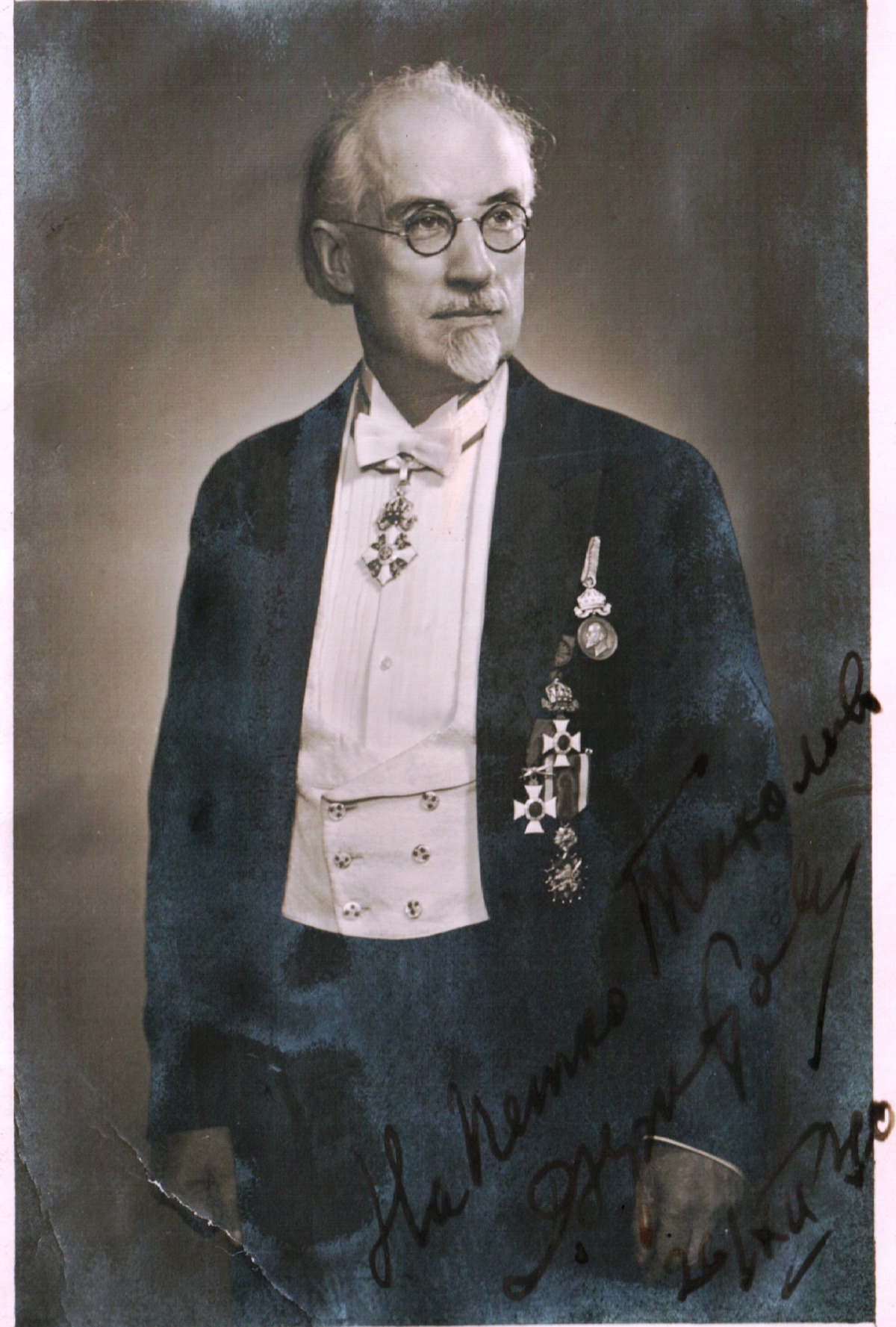 Compozitorul și teoreticianul bulgar Dobri Hristov într-o fotografie din 1940.