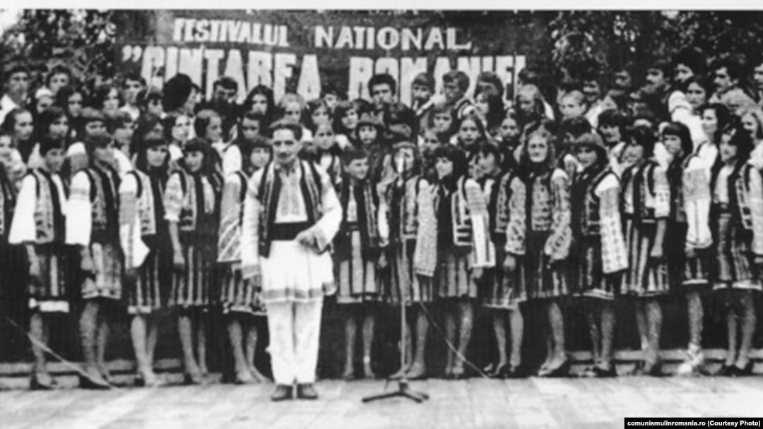 Ansamblu folcloric pe scena Festivalului Național Cântarea României în perioada comunistă.