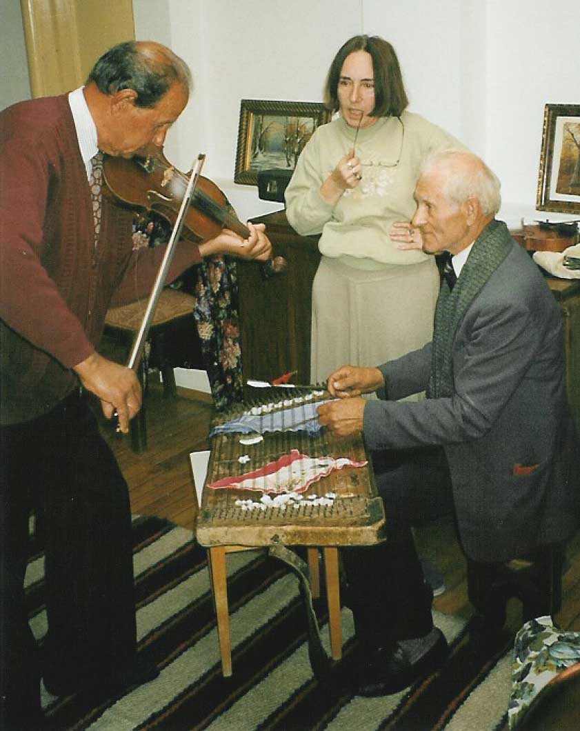 Etnomuzicologul Speranța Rădulescu alături de un violonist și un țambalist, în timpul unei cercetări de teren.