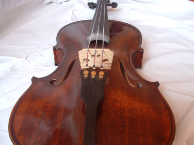 Three-stringed Transylvanian kontra with an almost flat bridge.