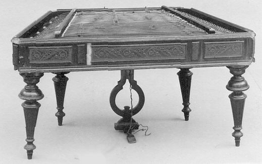 Pedal cimbalom built after the Schunda model, held by the Metropolitan Museum of Art.