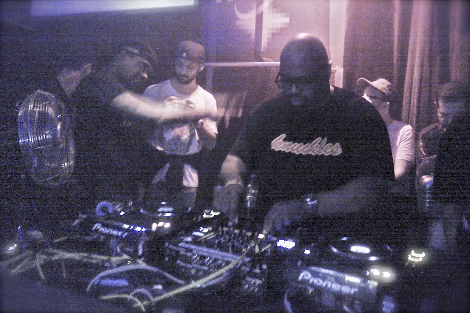 Frankie Knuckles la pupitrul de DJ, la Amsterdam Dance Event, în 2012.