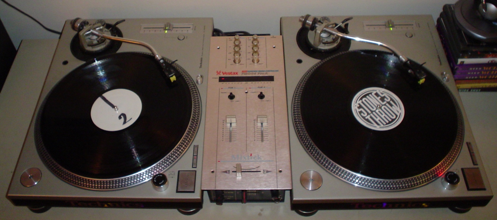 Două platane Technics SL-1200 și un mixer Vestax folosite pentru mixaj.