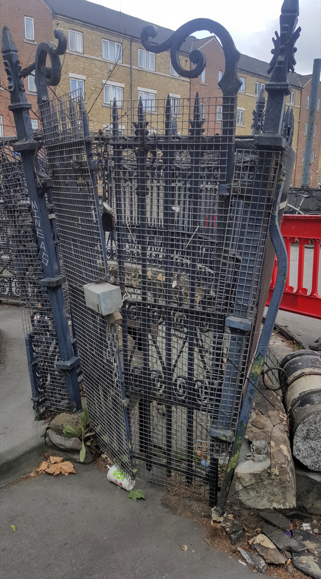 Intrarea cu grilaj a unei toalete publice istorice pentru bărbați în Bromley-by-Bow, Londra.