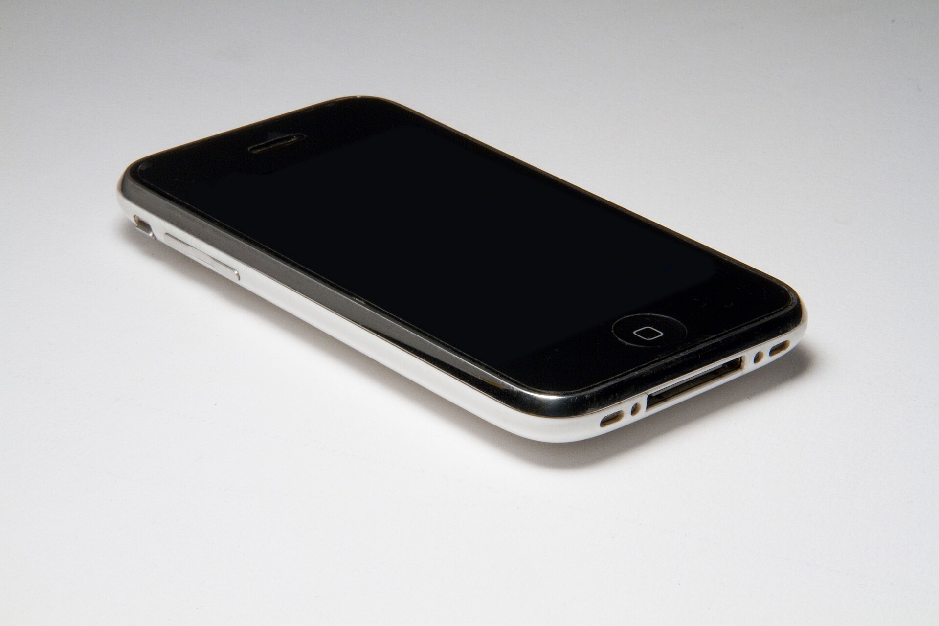 Un telefon iPhone 3G alb, modelul generației care a făcut posibilă explozia aplicațiilor geolocalizate.