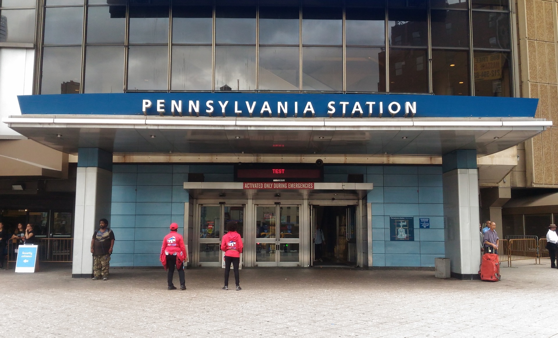Intrarea Pennsylvania Station din New York.