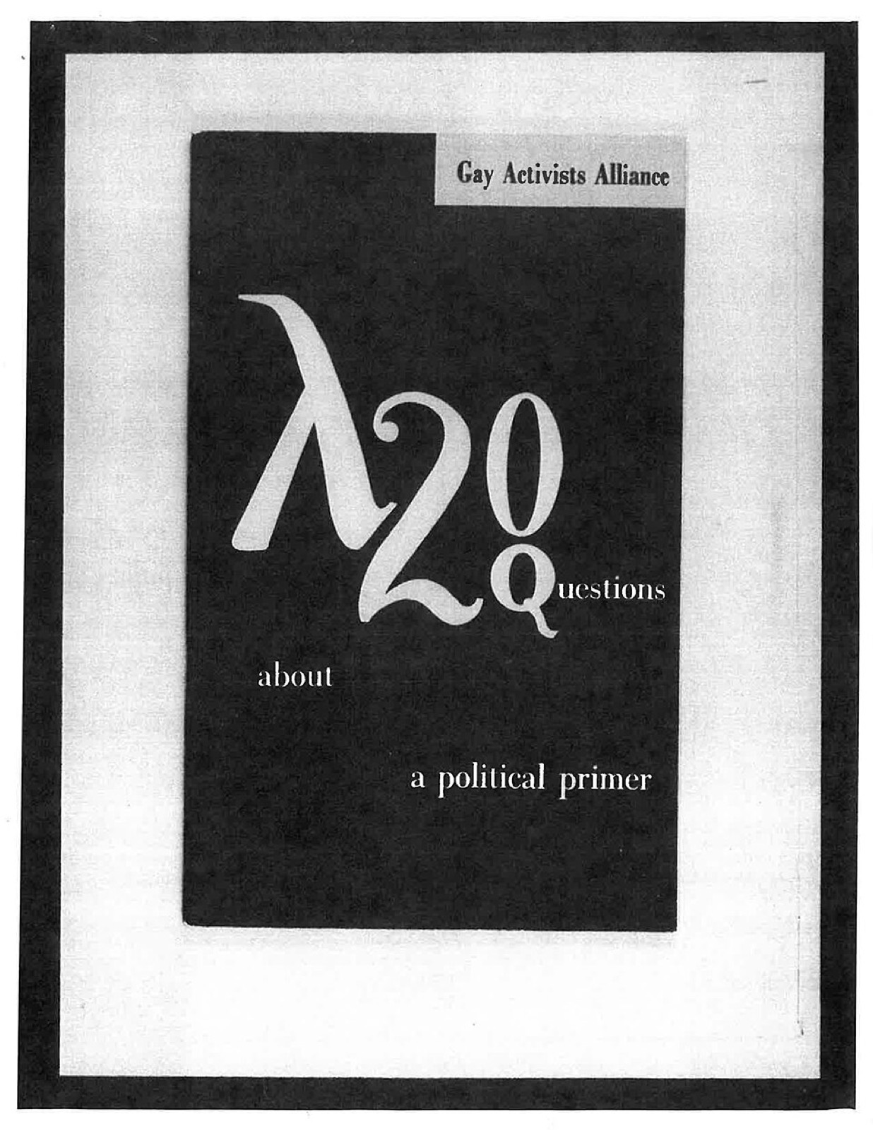 Coperta broșurii „A Political Primer” a Gay Activists Alliance, cu simbolul lambda și întrebări despre homosexualitate.