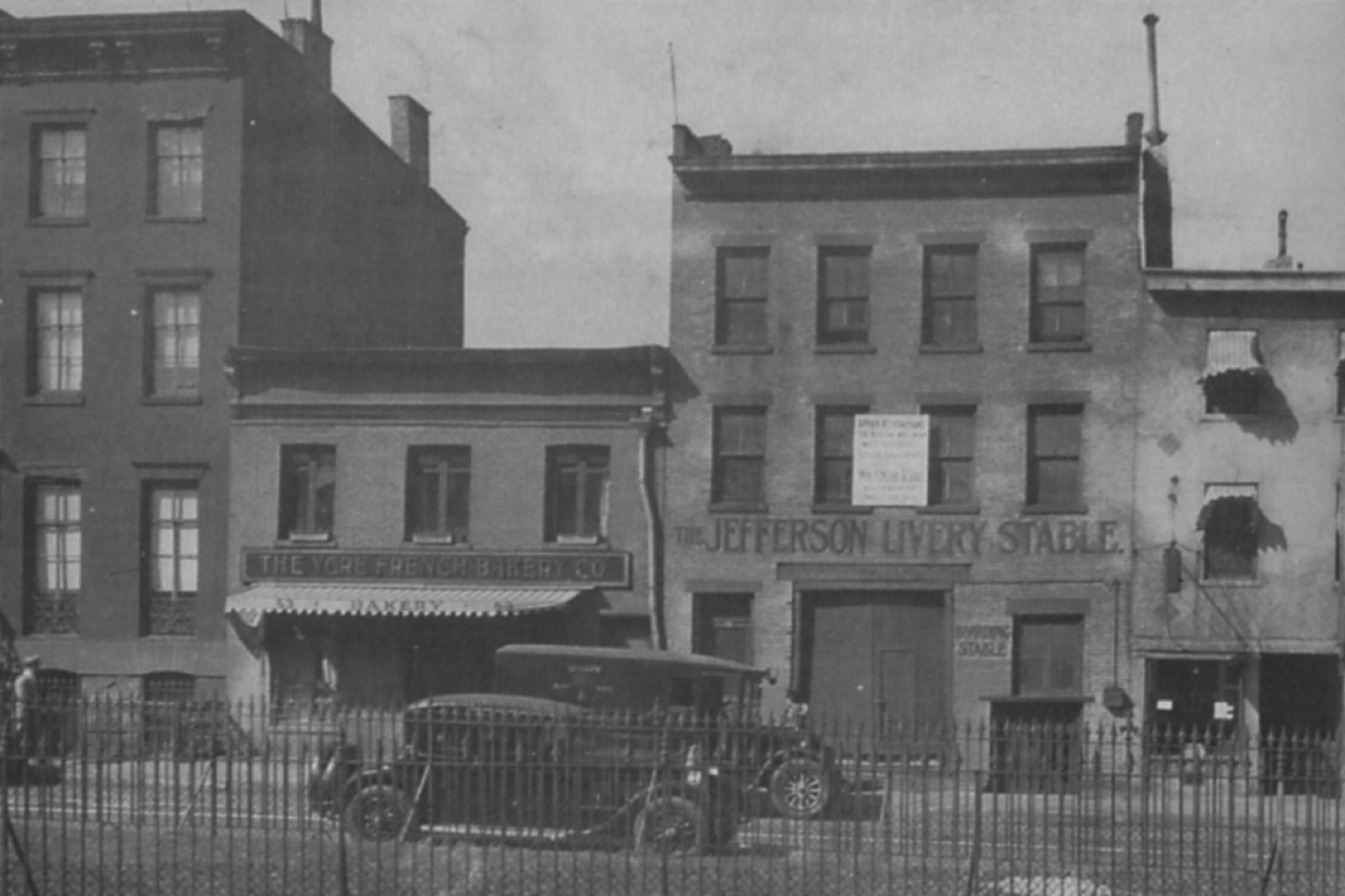 Fațada clădirilor 51–53 Christopher Street în 1928, cu decenii înainte ca adresa să devină Stonewall Inn și un reper al revoltei din 1969.