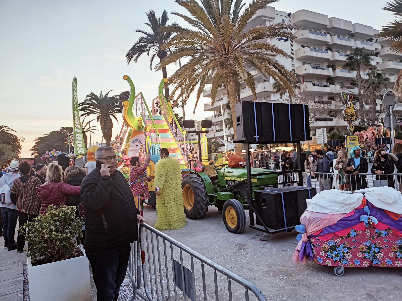 Car alegoric și participanți la Carnavalul din Sitges, pe promenada cu palmieri, în 2022.
