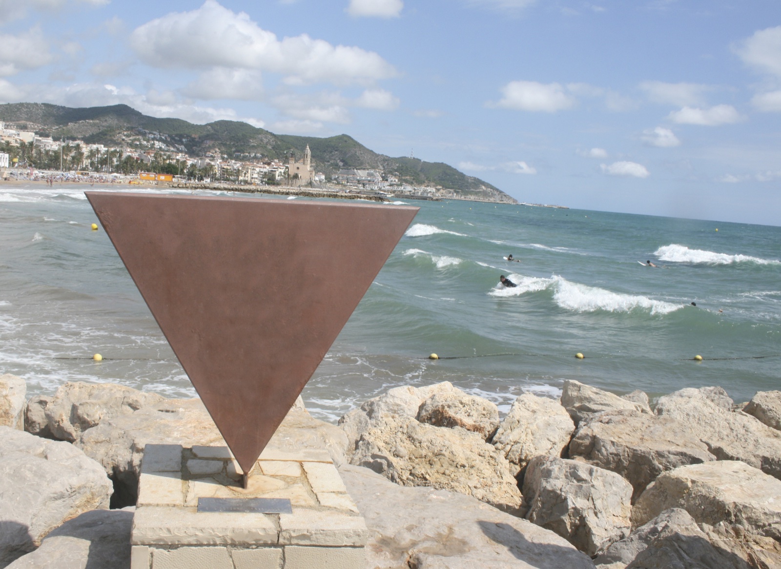 Monumentul triunghiului roz împotriva homofobiei, pe malul mării la Sitges.