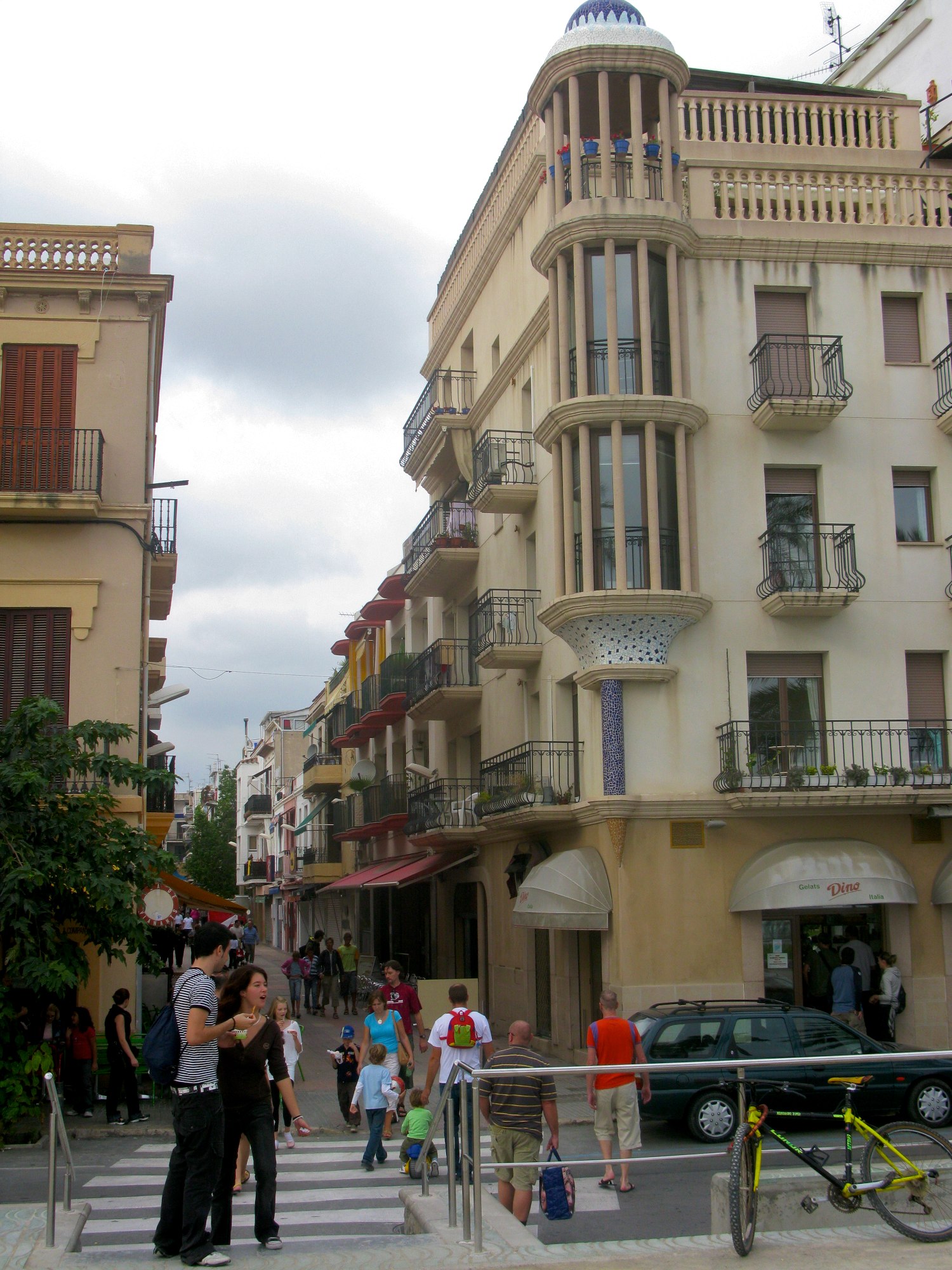 Carrer Primer de Maig din Sitges, cunoscut drept Strada Păcatului, văzut dinspre promenadă.