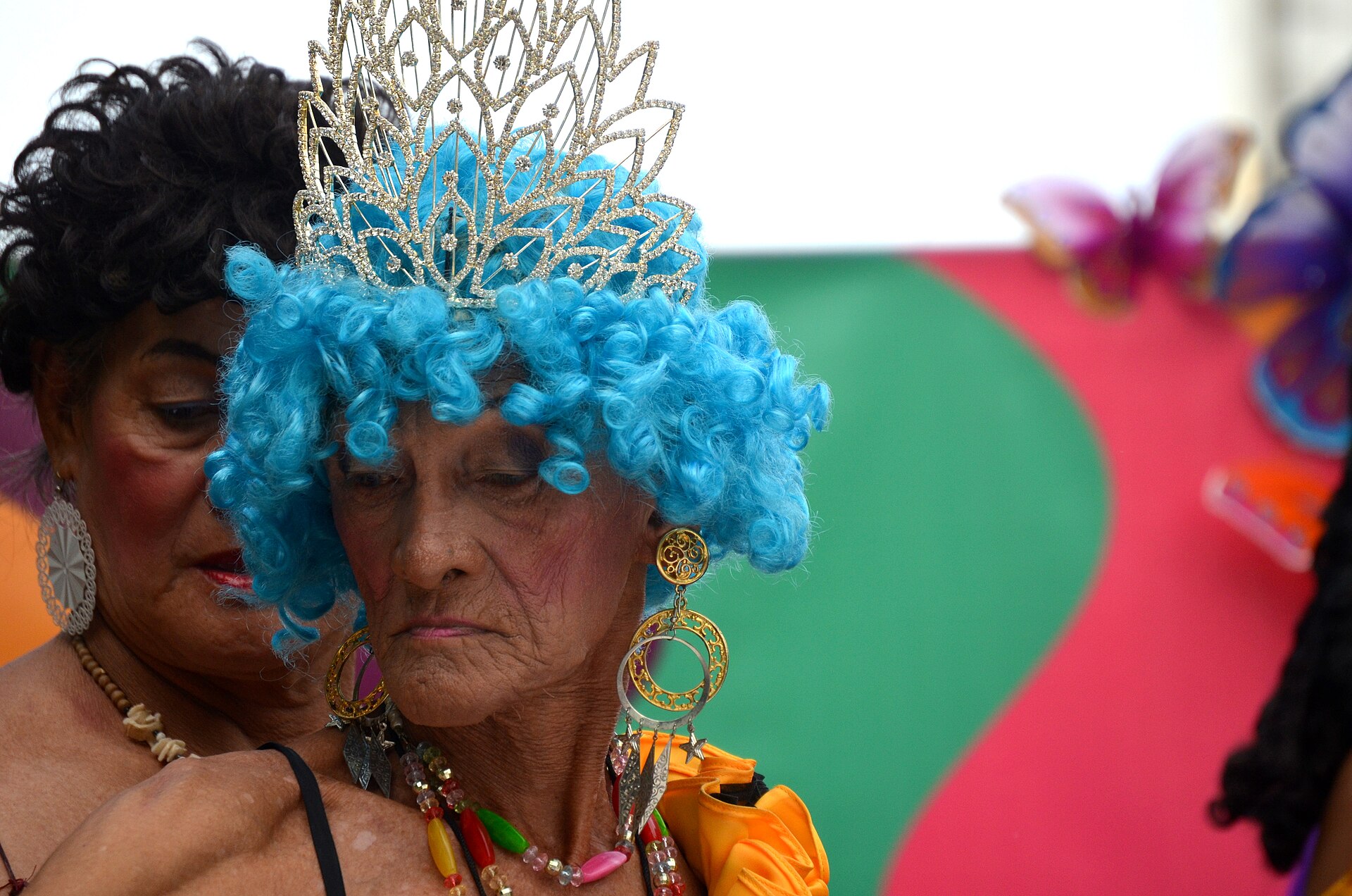 Două membre ale organizației Golden Gays se ajută înaintea Pride March 2016 din Manila.