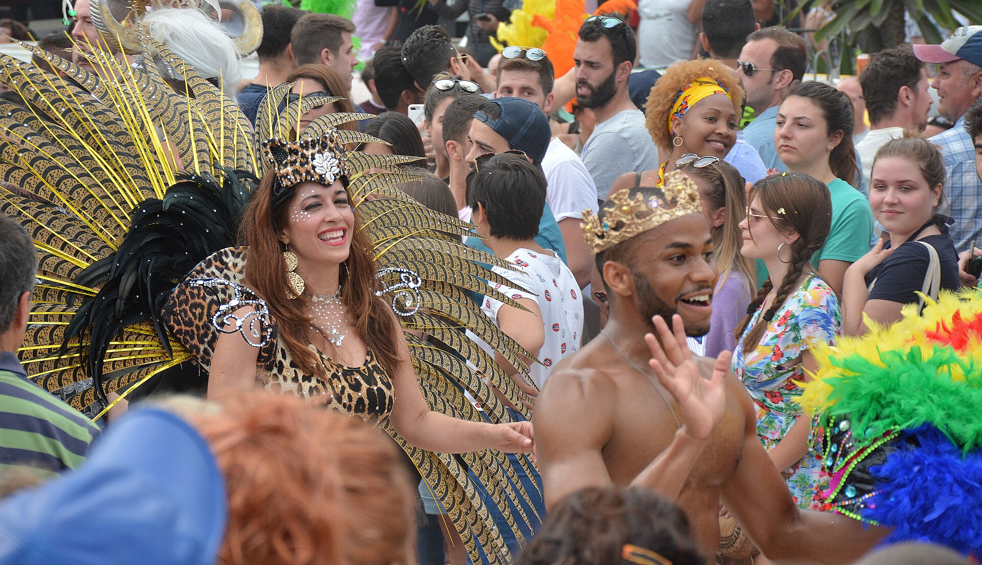 Mulțime și artiști la parada Pride din Sitges în 2019.